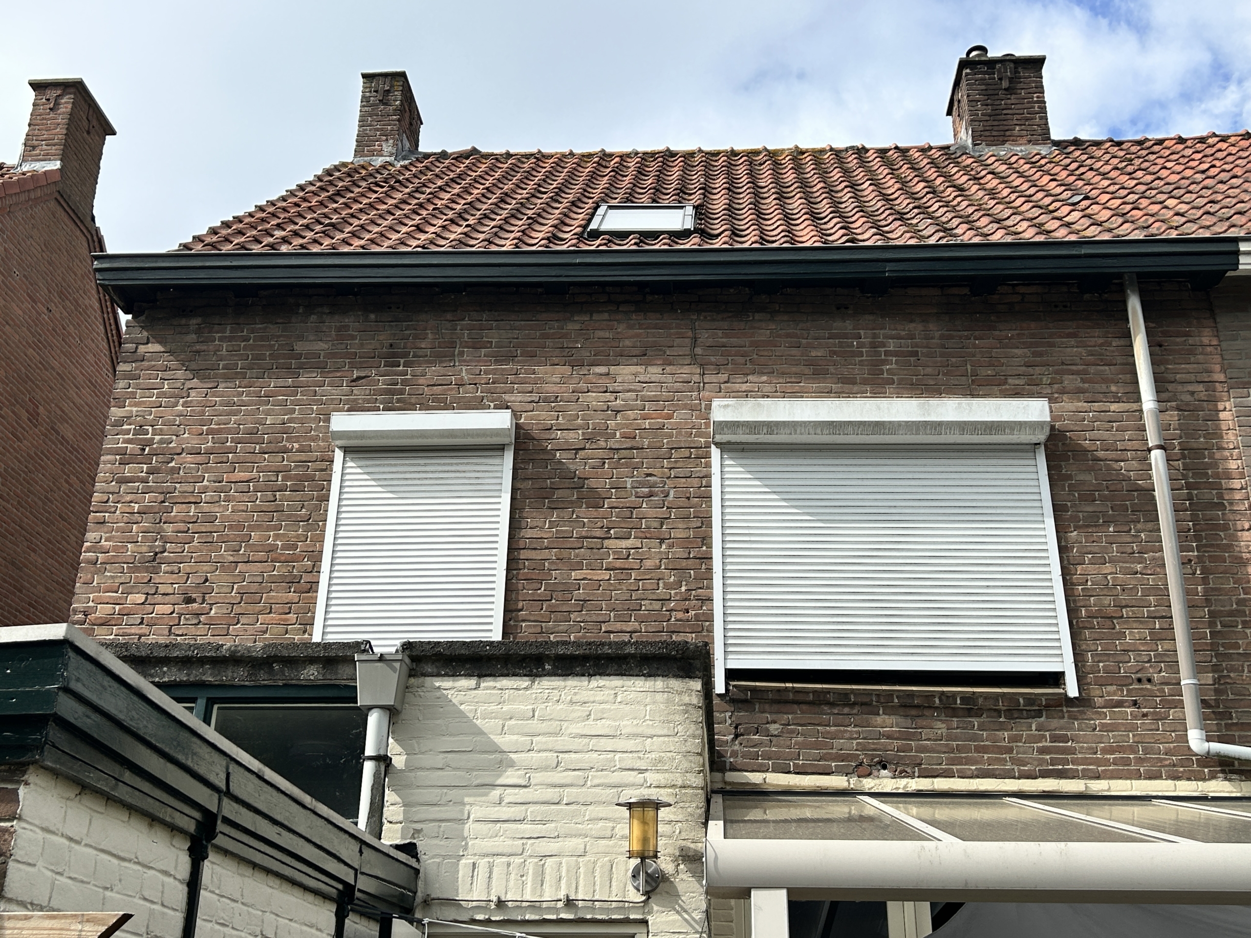 Gevel van een woning die vóór aankoop op funderingsproblemen wordt beoordeeld