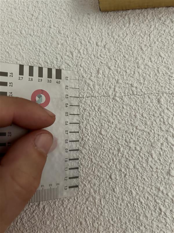 Scheurbeoordeling met een scheurmeter bij een woning als onderdeel van een funderingsonderzoek voor de aankoop