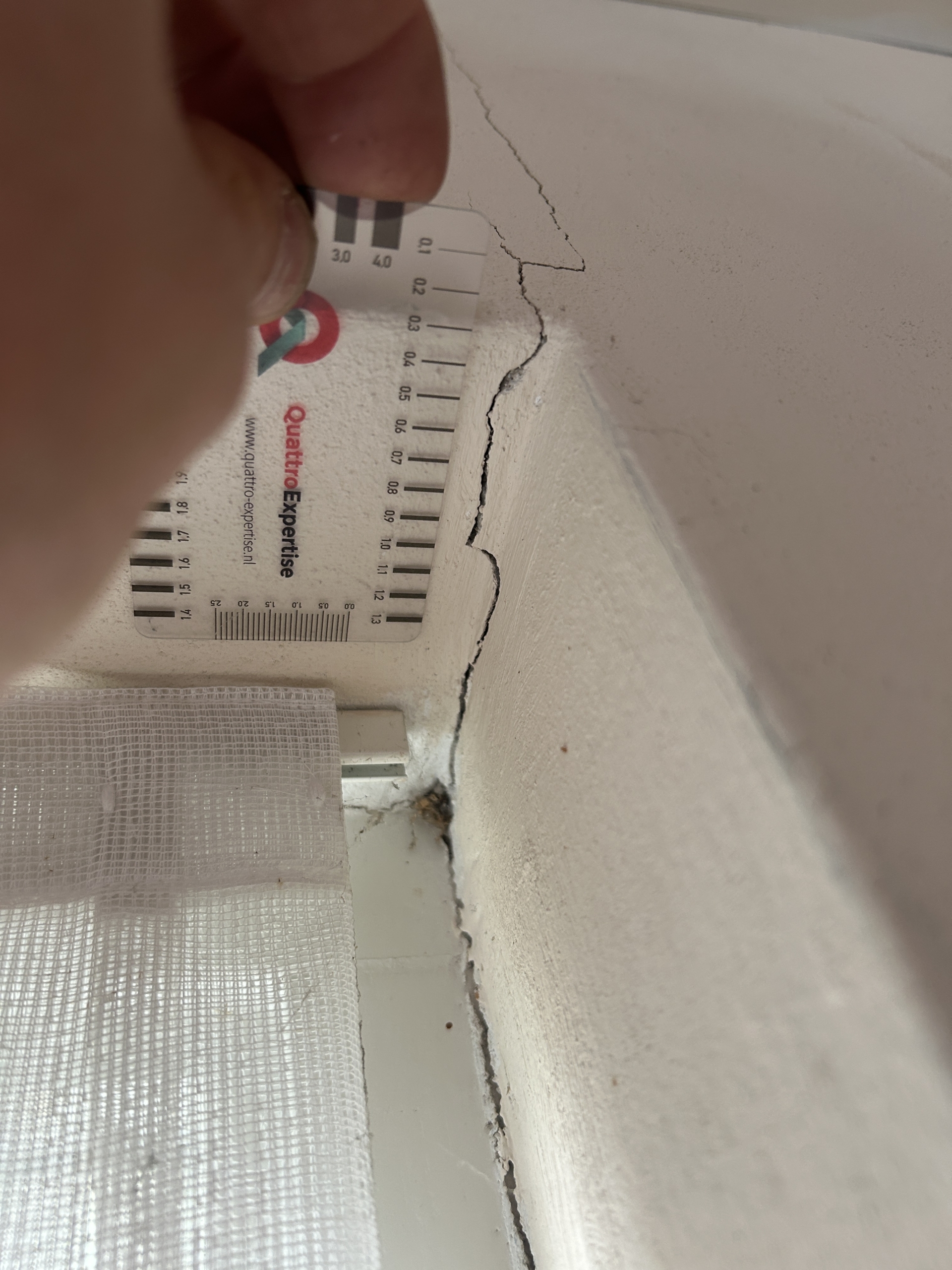 Scheurwijdte meten met een scheurmeter om te beoordelen of een scheur op funderingsschade wijst