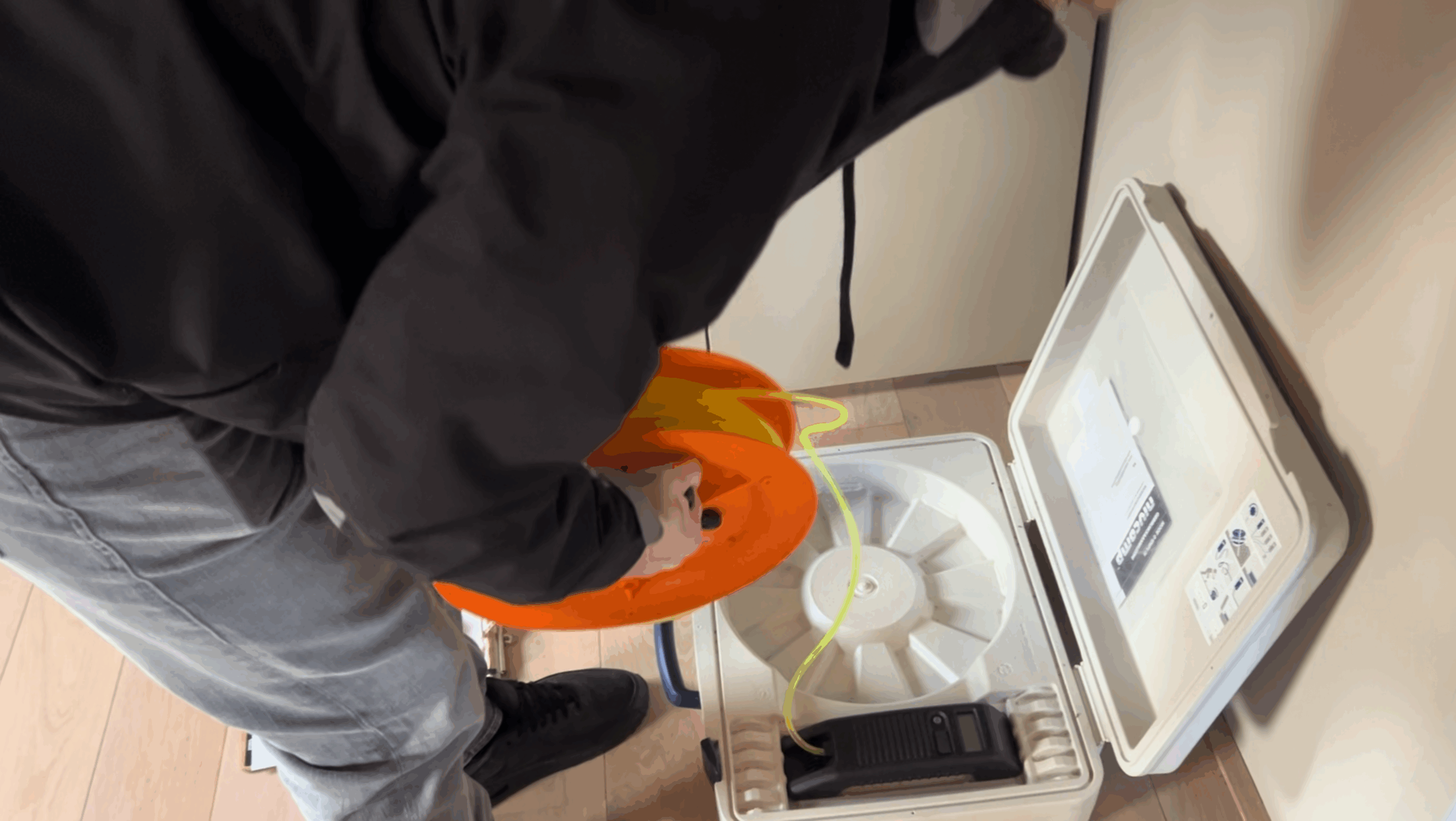 Adviseur van Quattro Expertise maakt meetapparatuur gereed voor een funderingsonderzoek in een woning
