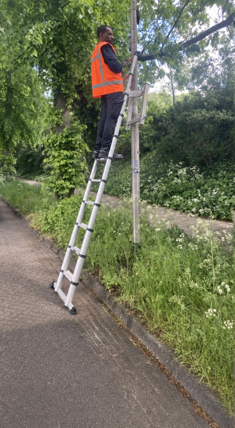Ivar Virginia aan het werk in het monitoringsteam