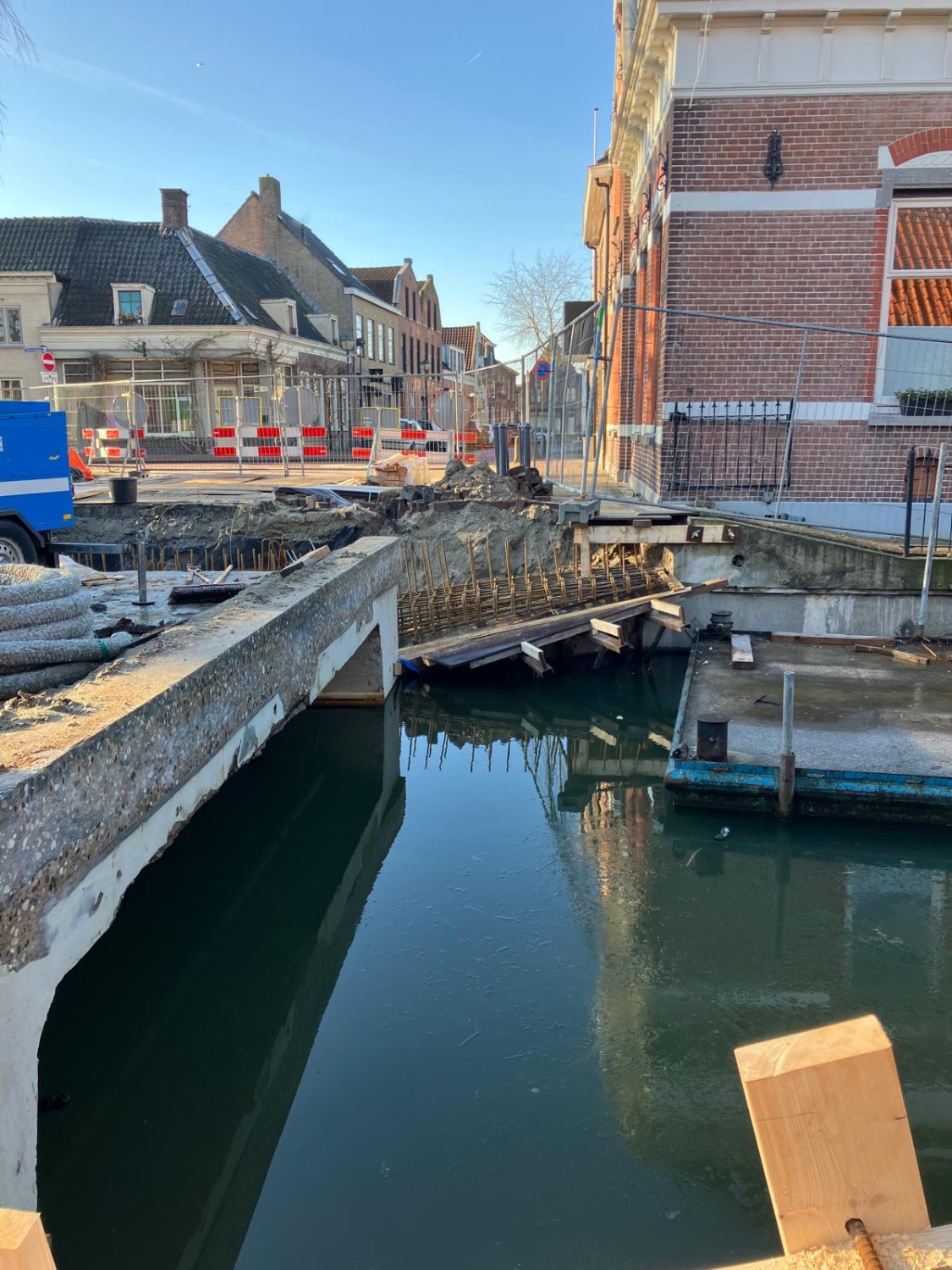 Brugvervanging in het historische centrum van Klundert