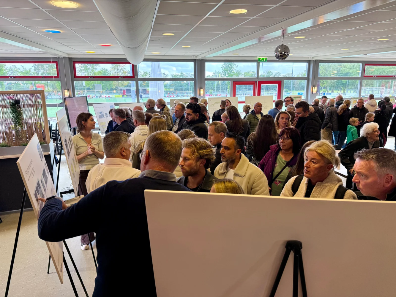 Omwonenden bekijken de plannen, monitoring geeft onderbouwing