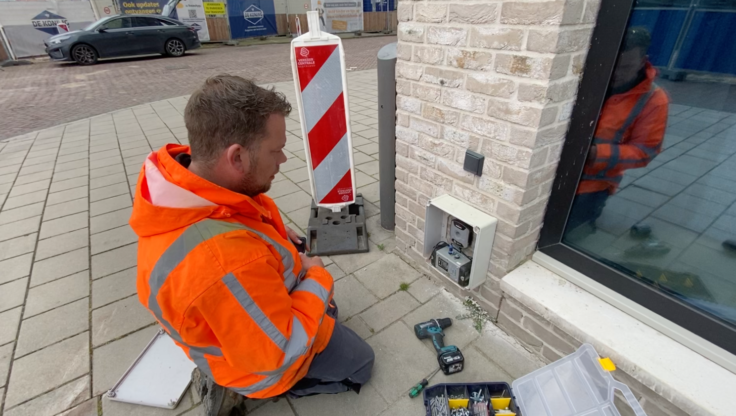 Mike van den Hoff haalt trillingsmeters op na afloop van een project