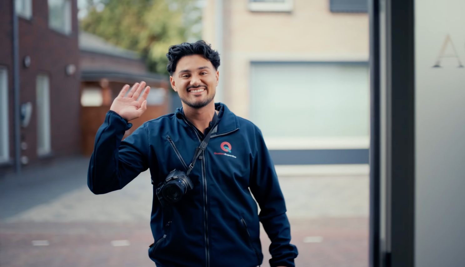 Buizen aan kranen boven het kruispunt tijdens het werk
