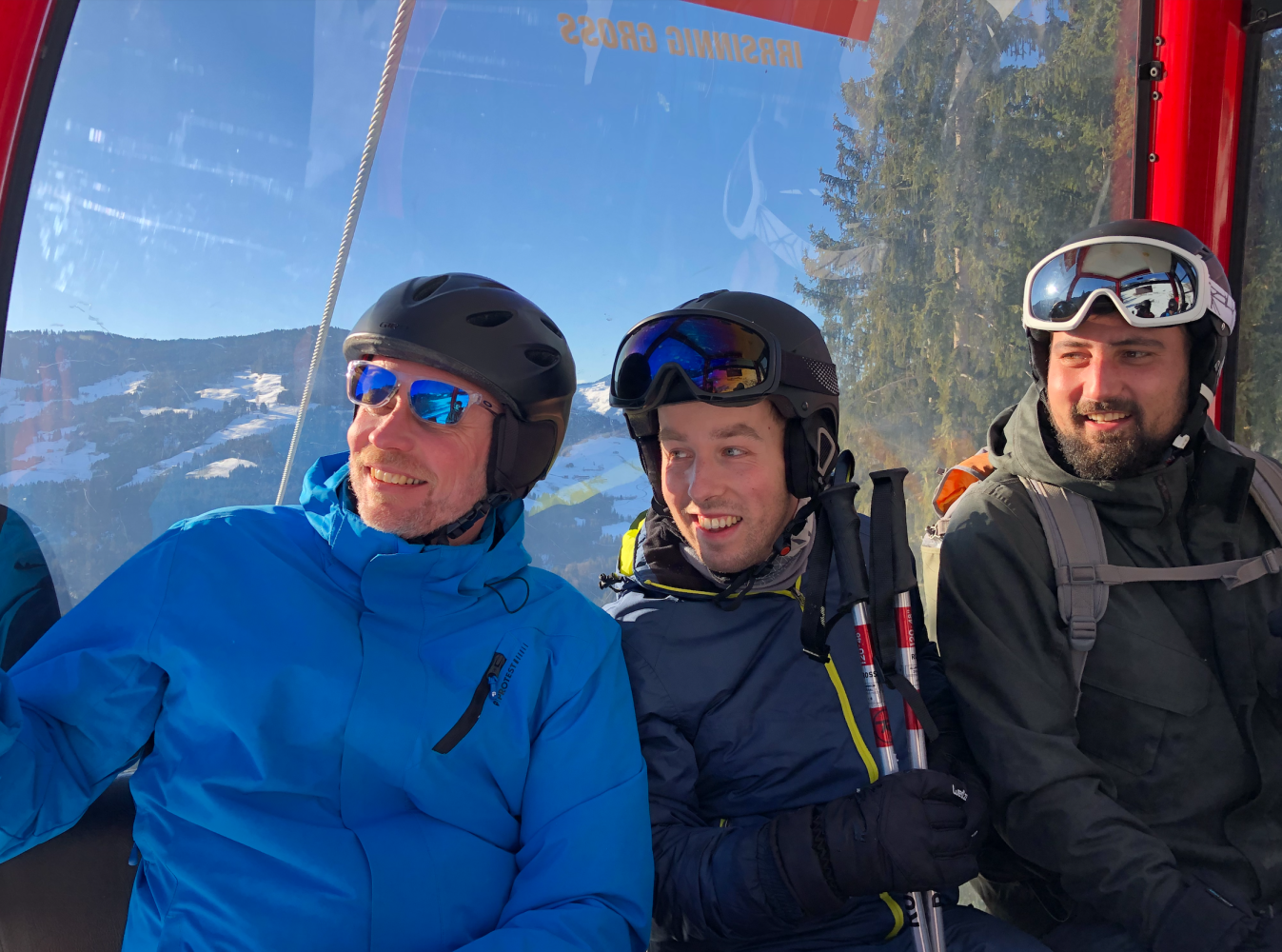 Paul Bun en collega's van Quattro Expertise in de skilift tijdens het wintersportuitje