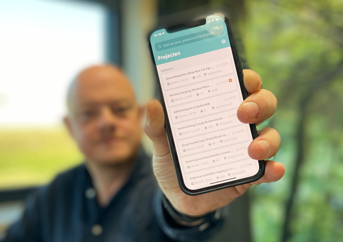Bart Driessen houdt een smartphone vast met de huidige opname-app van Quattro Expertise