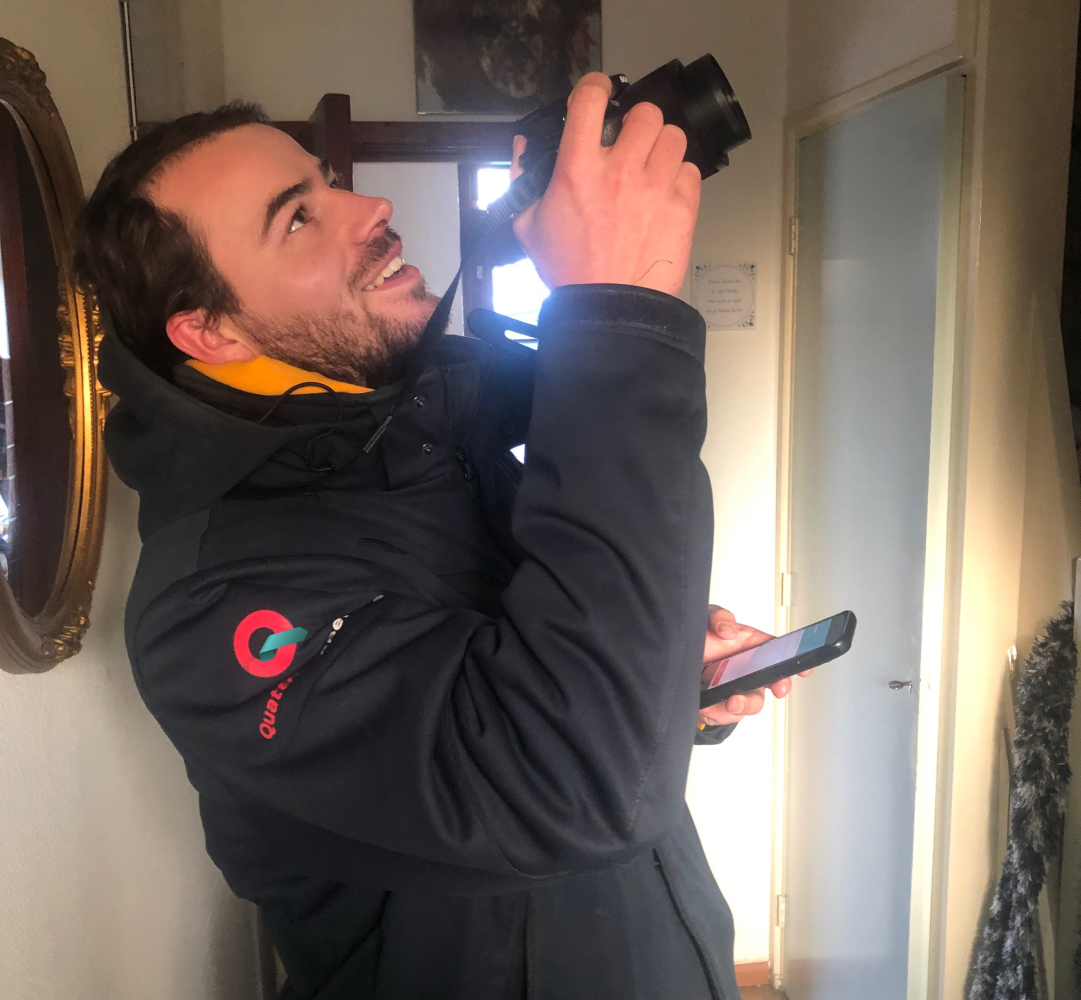 Mick legt een woning vast met de camera tijdens een bouwkundige vooropname