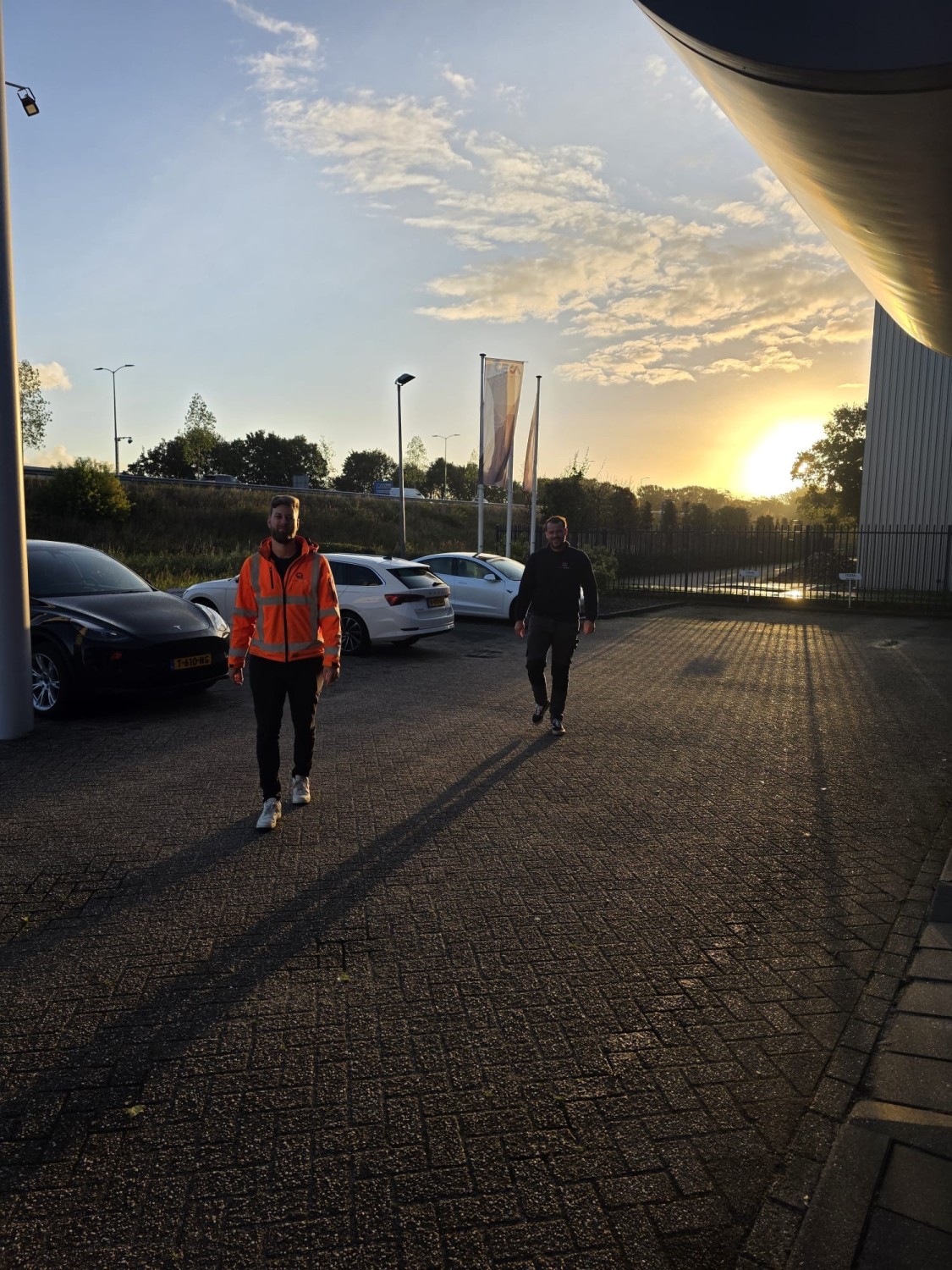 Landmeter op weg naar een meetlocatie bij zonsopkomst