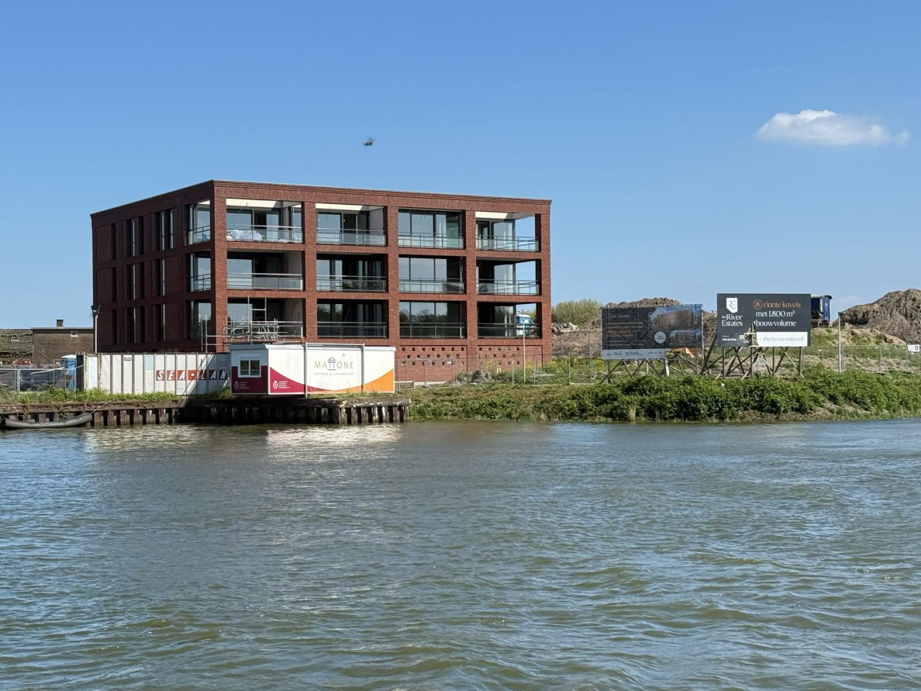 Residentie De Noord in Alblasserdam gezien vanaf de rivier de Noord