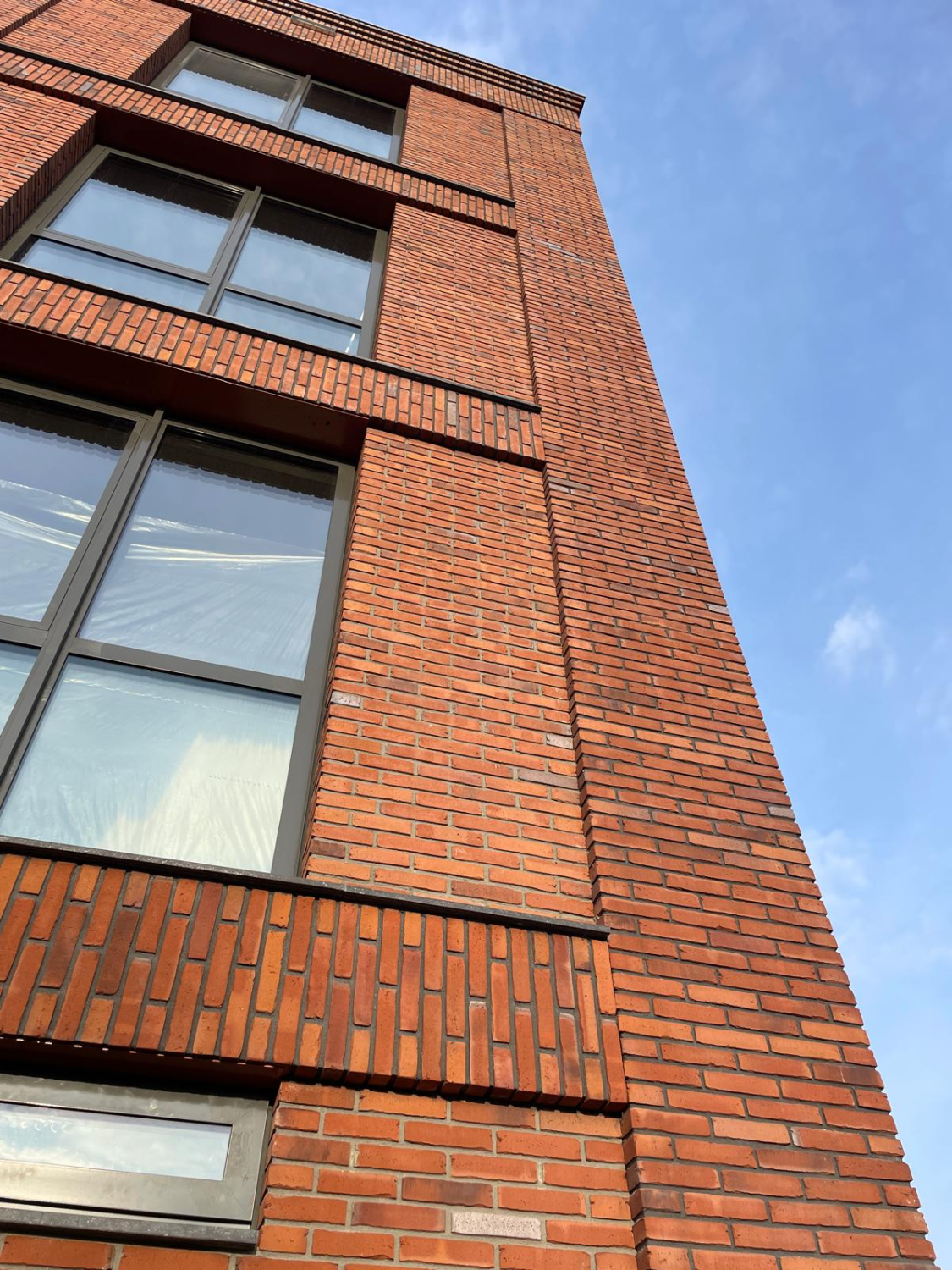 Strak metselwerk en kozijnen bij Residentie De Noord